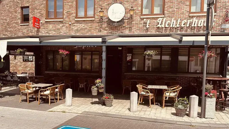 Hoofdafbeelding voor artikel 71-jarige man op caf&eacute;terras…
