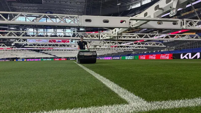 Hoofdafbeelding voor artikel Greenkeeper van KRC Genk onderhoudt…