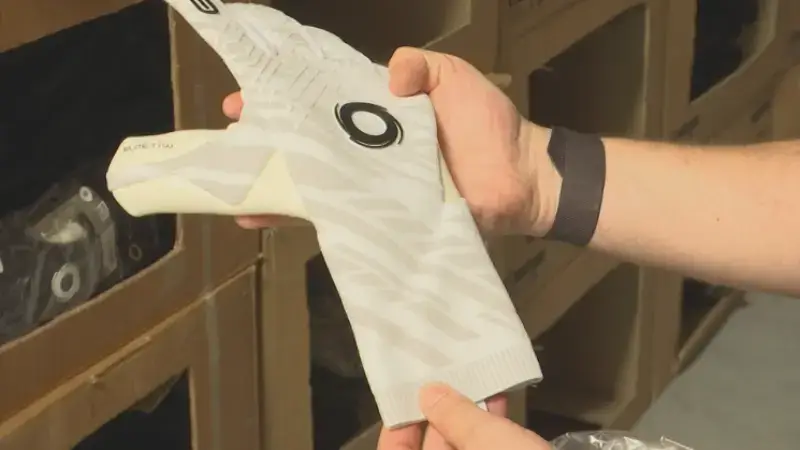 Hoofdafbeelding voor artikel Limburgse keeperhandschoenen…