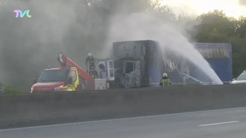 Hoofdafbeelding voor artikel Vrachtwagen brandt uit op…
