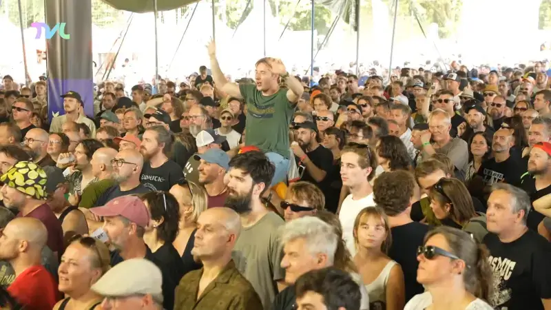 Bezoekers en artiesten genieten op Rock Herk: "Bom van liefde"