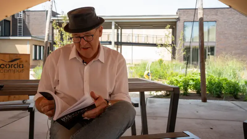 Hoofdafbeelding voor artikel Hasselaar schrijft boek met…