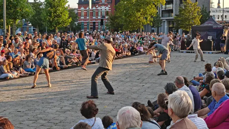 Hoofdafbeelding voor artikel Theater op de markt slaat…
