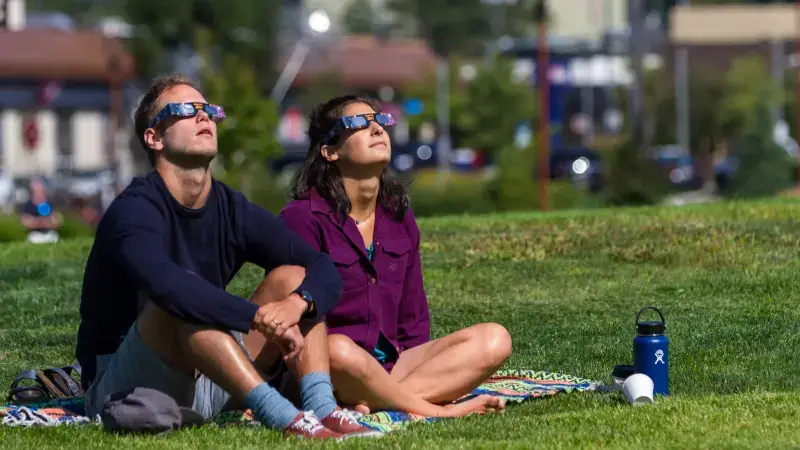 Hoofdafbeelding voor artikel Hoe kijk je naar de eclips…