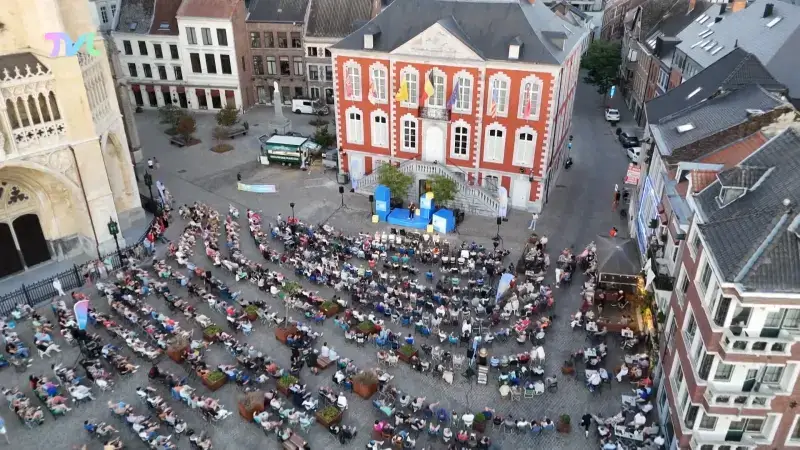 Hoofdafbeelding voor artikel 1.200 comedyfans kijken met…