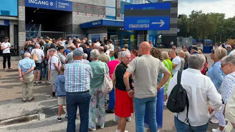 Hoofdafbeelding voor artikel Honderden mensen schuiven…