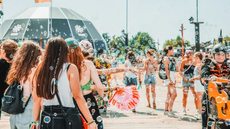 Hoofdafbeelding voor artikel Festivaloutfit geeft 8 op…