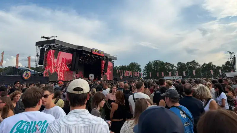 Hoofdafbeelding voor artikel Majer Lazor warmt Pukkelpopmenigte…