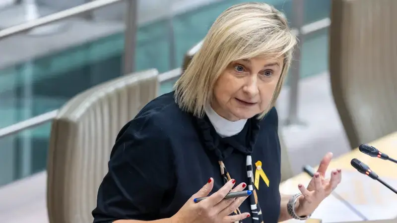 Hoofdafbeelding voor artikel Hilde Crevits sluit verplichte…