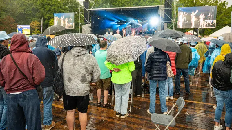 Buitenbeenpop in Leopoldsburg trekt zich met 7.500 festivalgangers van regen niets aan