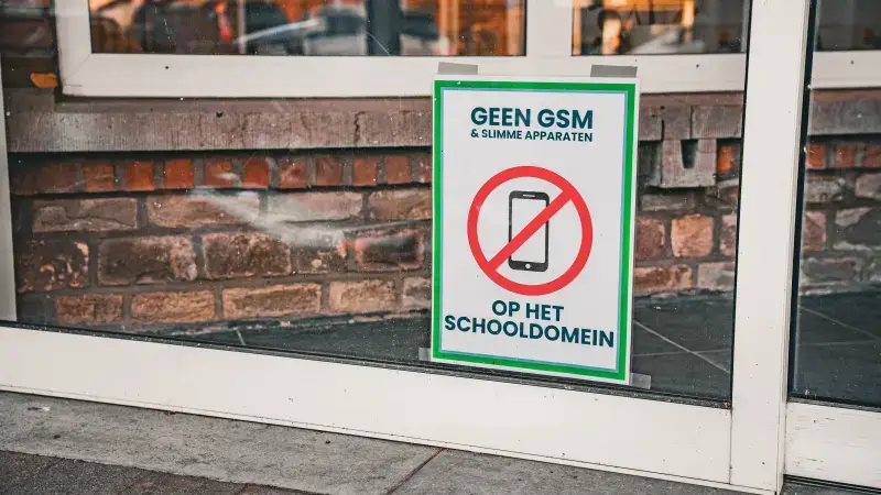 Hoofdafbeelding voor artikel Tieners halen smartphoneverbod…