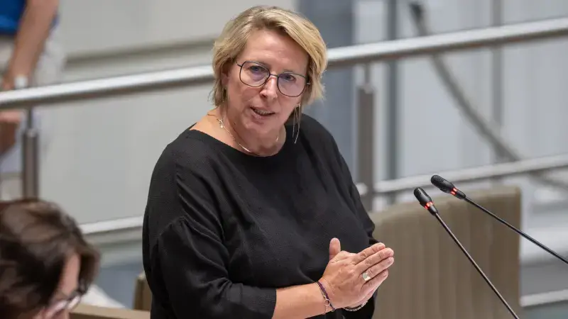 Hoofdafbeelding voor artikel Gennez verdedigt cultuurbesparingen…