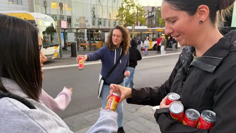 Hoofdafbeelding voor artikel PVDA deelt blikjes uit met…