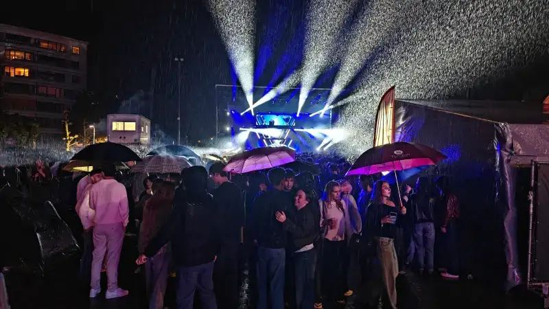 Hoofdafbeelding voor artikel Studenten trotseren regen…