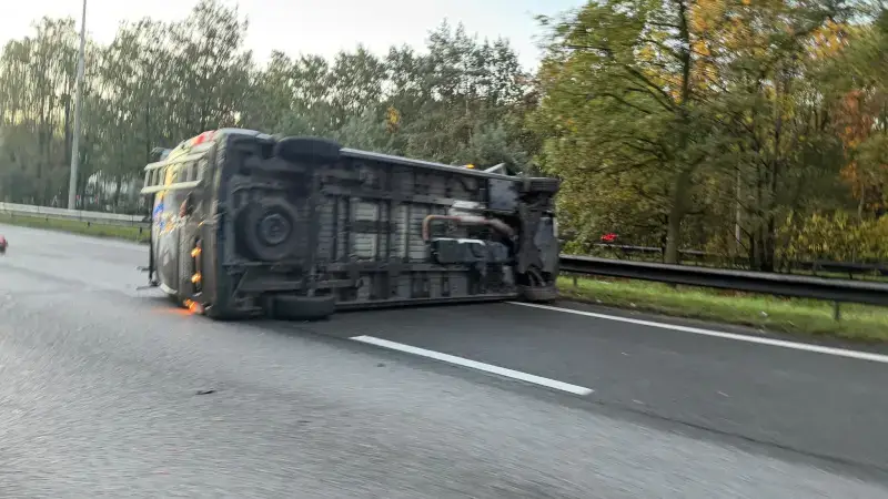 Hoofdafbeelding voor artikel Bestelwagen belandt op zijkant…