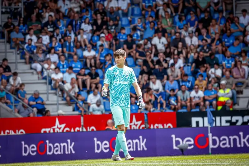 Mike Penders maakt toptransfer naar Chelsea