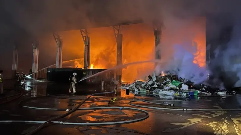 Rookpluim en geurhinder door grote brand bij Genks recyclagebedrijf