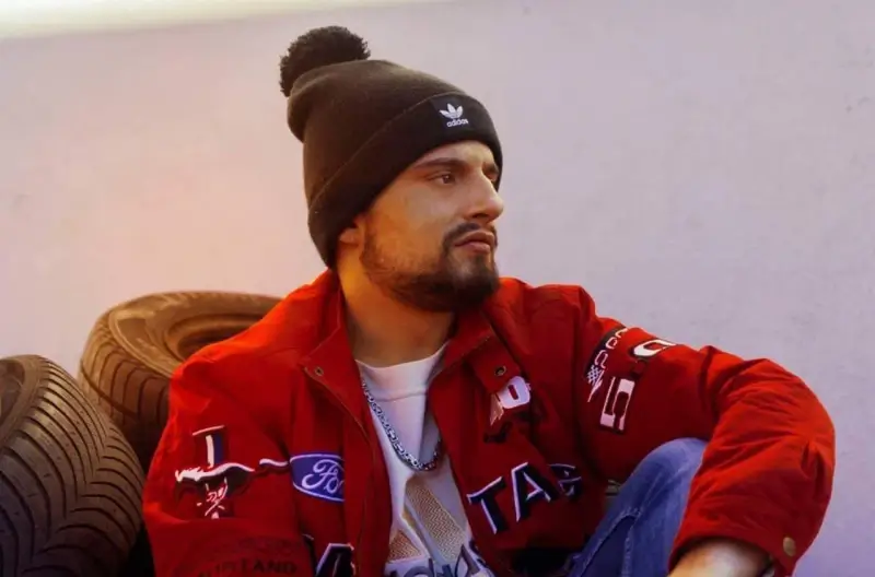 Rapper Jones geeft met ‘Spiegel’ voorsmaakje van nieuw album