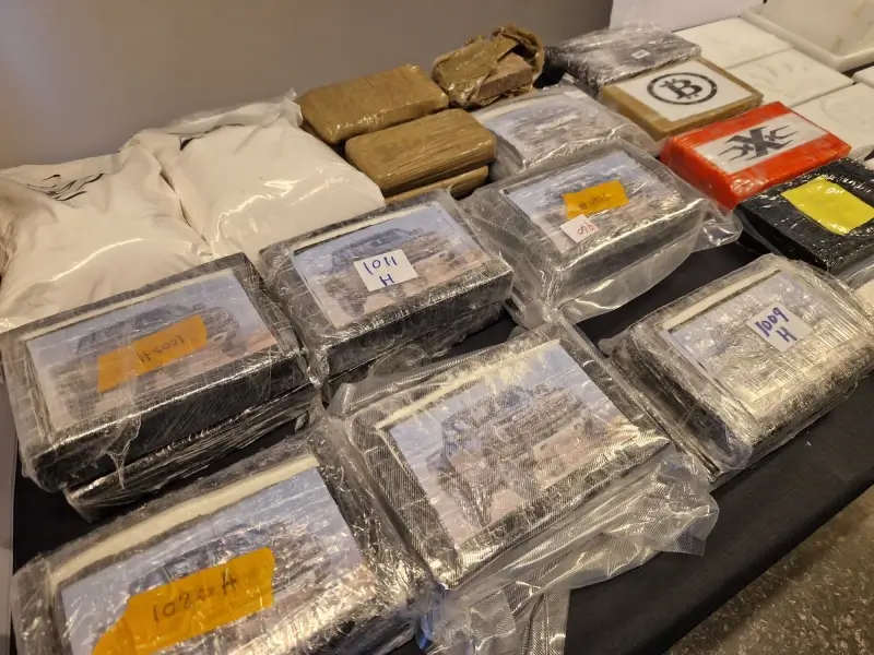 Federale Gerechtelijke Politie toont buit van grote drugsactie: 16 drugscriminelen opgepakt