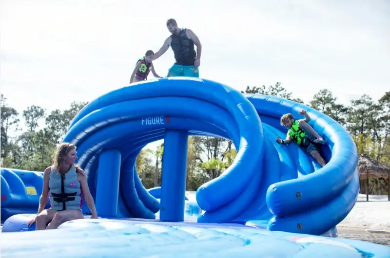 Opblaasbaar aquapark opent deze zomer de deuren op Terhills Cablepark