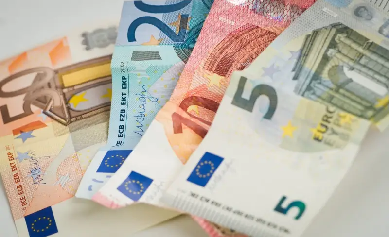 Politie arresteert 18-jarige Lommelaar met 3.000 euro aan valse biljetten op zak