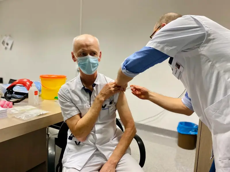 AZ Vesalius in Tongeren start met vaccinatie ziekenhuispersoneel
