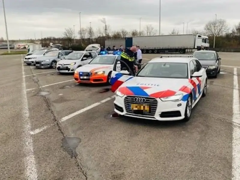 Politie vindt 200 flessen lachgas in één bestelwagen tijdens controle