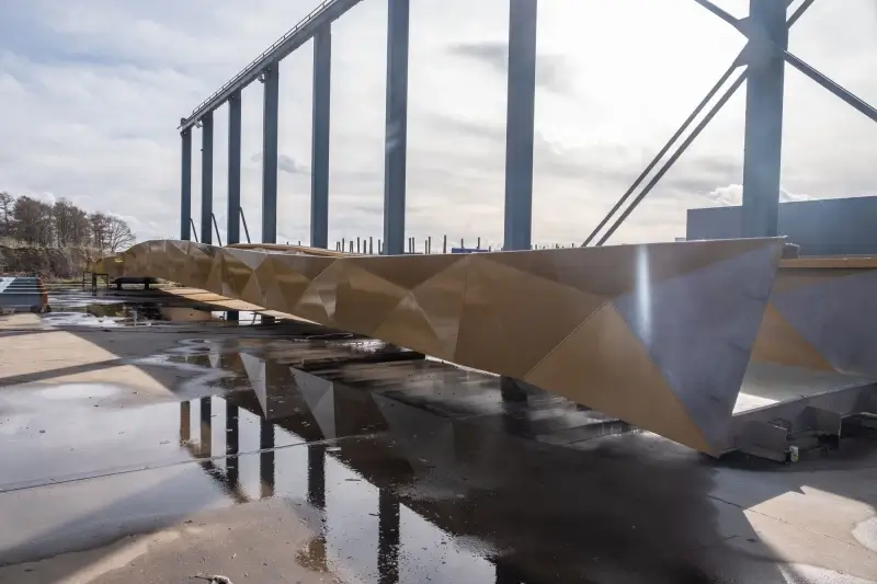 Staalconstructiebedrijf uit Hamont-Achel plaatst voetgangersbrug over Antwerpse Singel