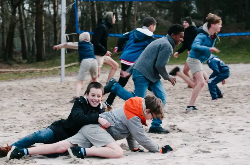 Chiro Sint-Lutgardis speelt spelletjes met kinderen in opvangcentrum van het Rode Kruis