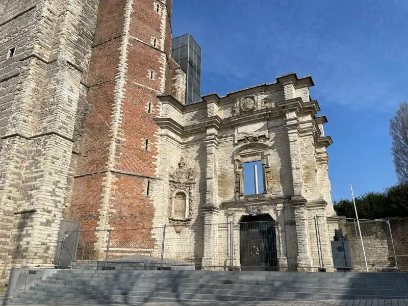 Abdijtoren en barokpoort in Sint-Truiden brokkelen af: stadsbestuur plaatst hekken voor de veiligheid