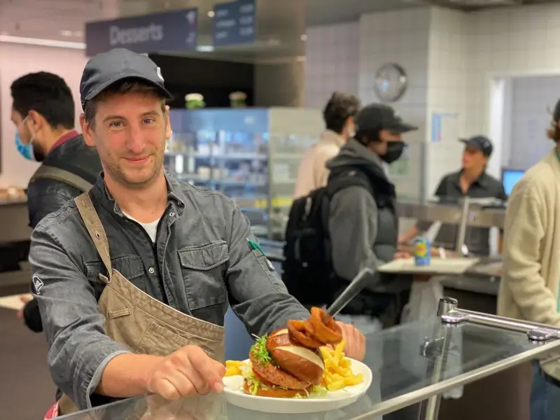 Hogeschool PXL stopt resoluut met bekende vleesgrill: "Voortaan enkel CO2-neutrale hamburgers"