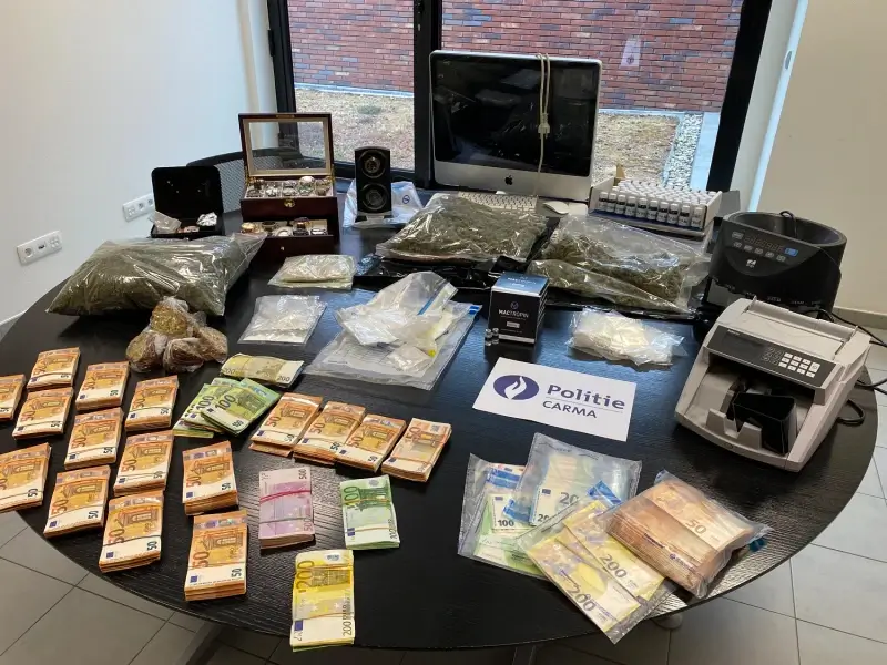 Drugsonderzoek leidt tot 8 arrestaties, meer dan 150.000 euro cash en twee grote plantages