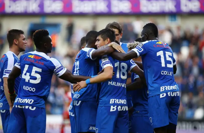 Genkse supporters reageren vol ongeloof op voorstel om Malinovskyi de rest van de play offs te schorsen.