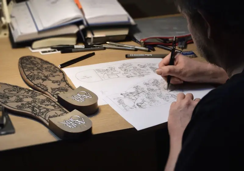 Cartoonist Kim Duchateau creëert uniek ontwerp voor Ambiorix-schoenen