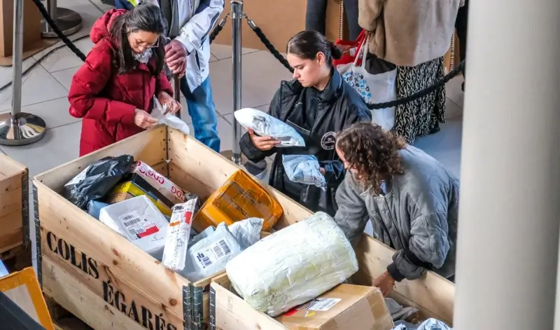 Scoor jij een verloren schat in pop-up winkel met verloren pakketjes?