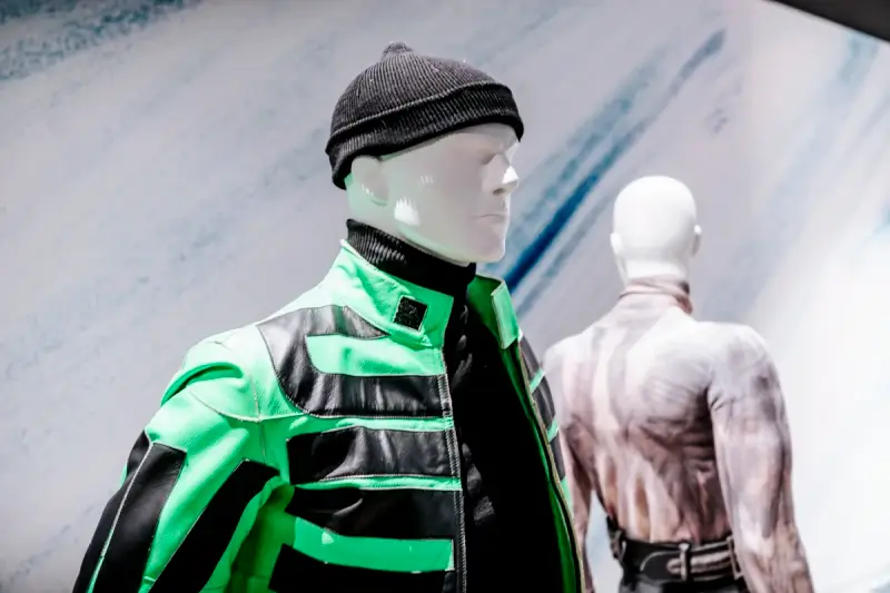 Modeontwerper Dirk Bikkembergs geeft 11 outfits aan Modemuseum