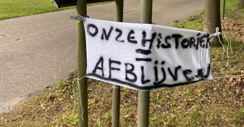 Vandalen viseren standbeeld Leopold I en straatnaambord Leopold II-laan in Leopoldsburg