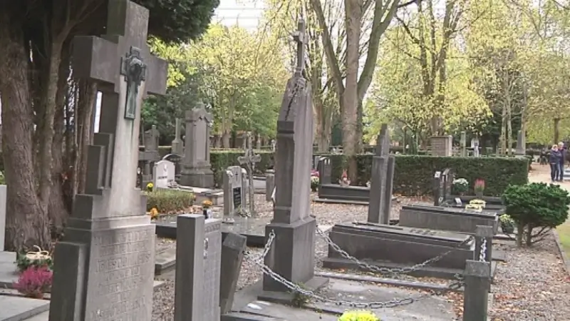 Vandalen slaan toe op kerkhof Sint-Lambrechts-Herk