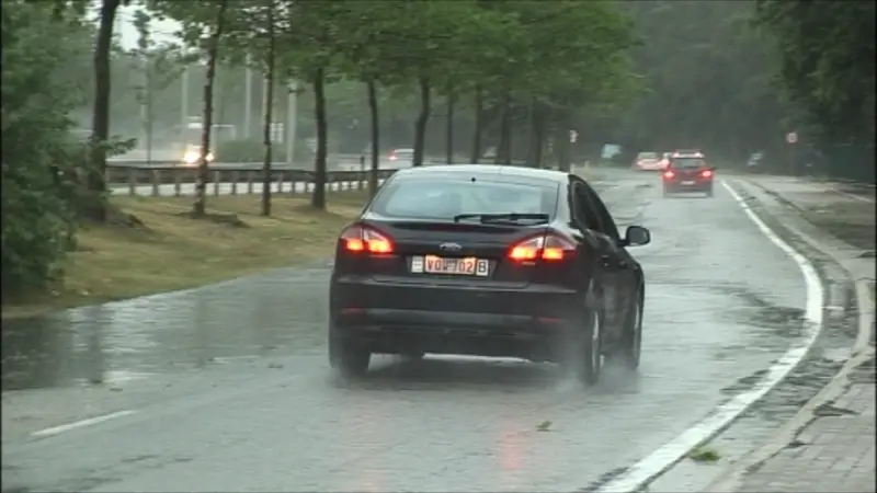 Komende dagen kans op neerslag: Let op voor zomergladheid op de weg!