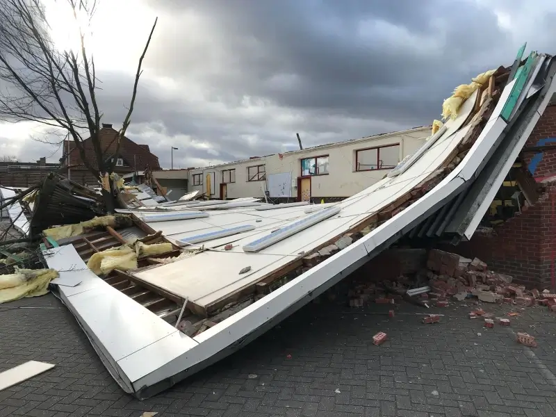 Dak van basisschool Royke in Meeuwen-Gruitrode waait weg