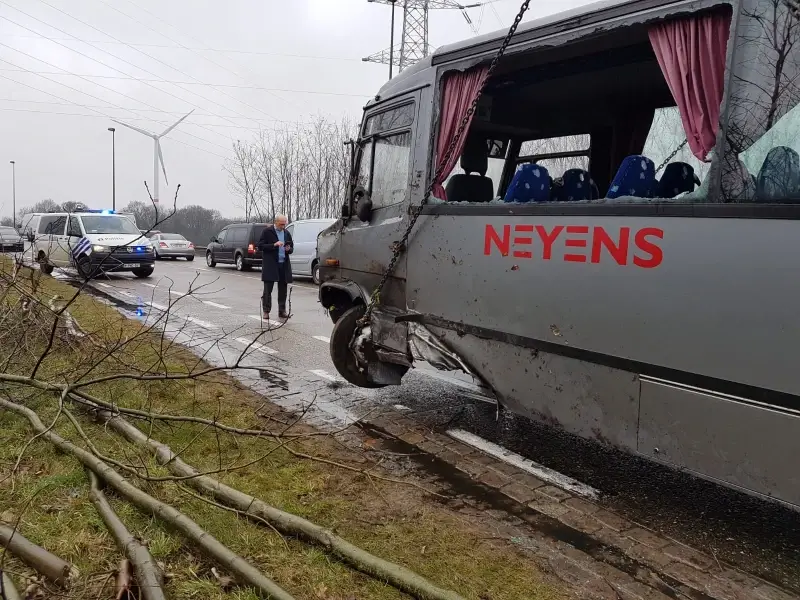Bus belandt in de berm na botsing met auto