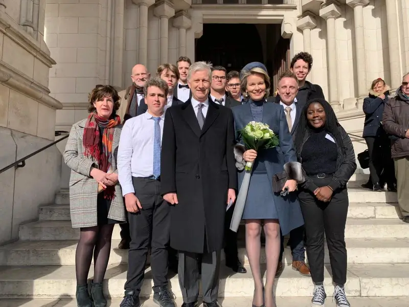 Koning en koningin gaan op de foto met Truiense leerlingen van Tuinbouwschool