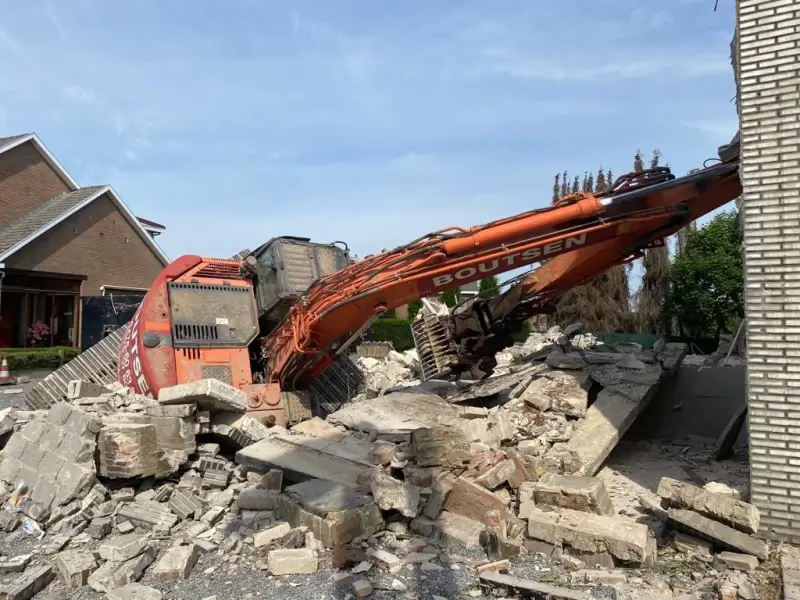 Graafmachine valt tegen gebouw in Lanaken