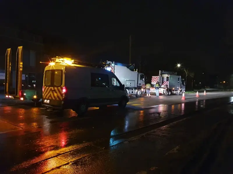 Bestuurder ramt verlichtingspaal in Beringen en pleegt vluchtmisdrijf