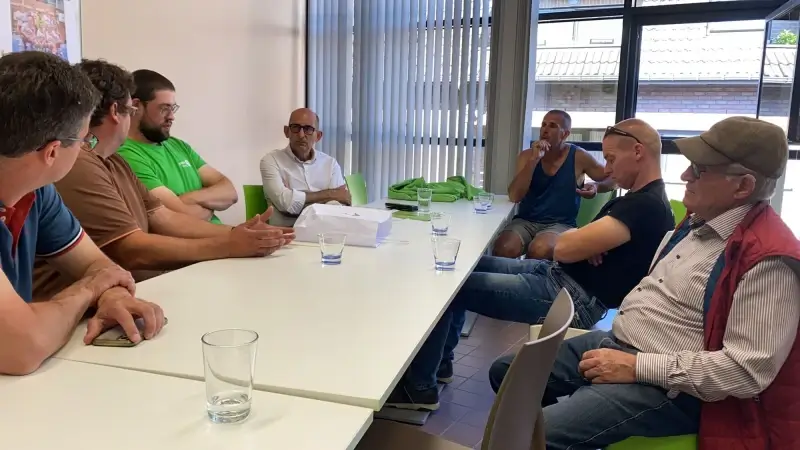 Boeren uit Kortessem, Alken en Wellen overhandigen bezwaarschriften aan gemeentebestuur