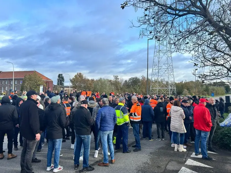 Sappi-medewerkers wachten CEO Sappi Europe op in Lanaken