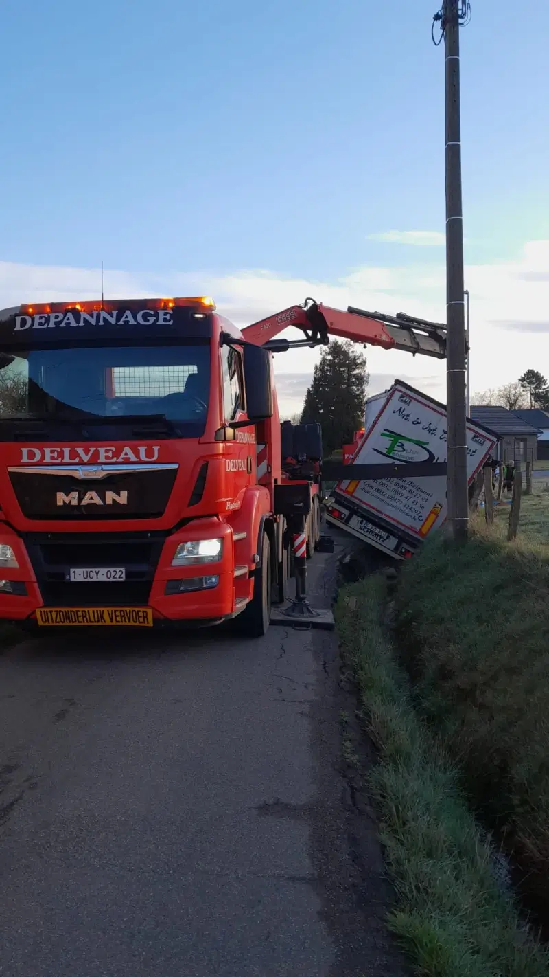 Vrachtwagen rijdt zich vast in Hasseltse Trekschurenstraat