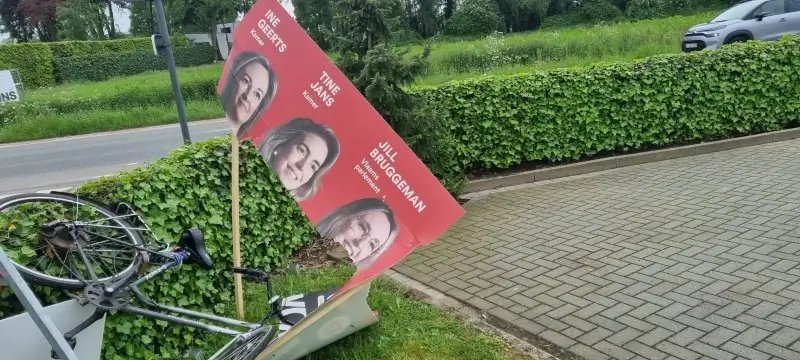 Vandalen slaan toe op verkiezingsbord Vooruit in Diepenbeek