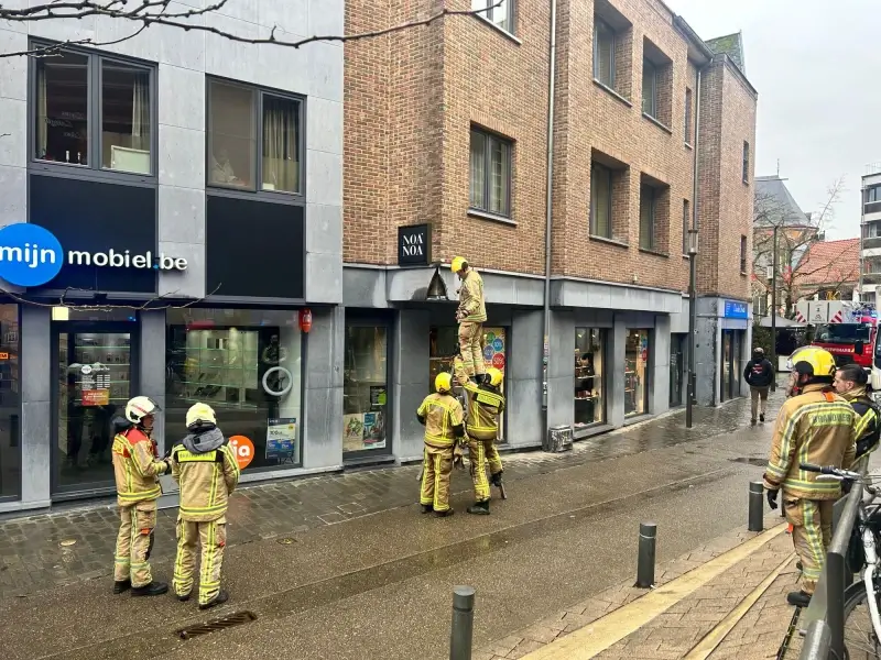 Vrachtwagen botst tegen gebouw in centrum Hasselt