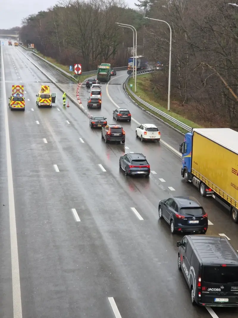 Meerdere verkeersongevallen op E314 richting Nederland, één man komt om het leven